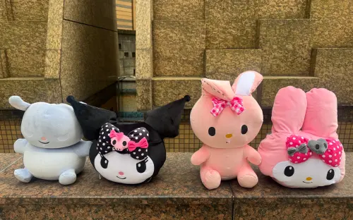 限量週年限定絨毛2入組:美樂蒂尺寸高約24cm、酷洛米尺寸高約23cm,加價購899元。(圖/記者鍾怡婷攝) ▲限量週年限定絨毛2入組:美樂蒂尺寸高約24cm、酷洛米尺寸高約23cm,加價購899元。(圖/記者鍾怡婷攝)