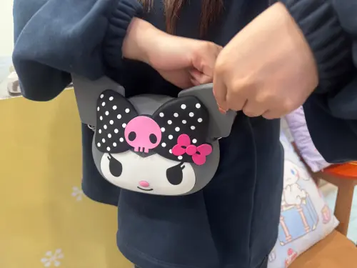 限量造型矽膠萬用包,共2款:399元加價購1款。分別為KUROMI款、MY MELODY款。(圖/記者鍾怡婷攝) ▲限量造型矽膠萬用包,共2款:399元加價購1款。分別為KUROMI款、MY MELODY款。(圖/記者鍾怡婷攝)