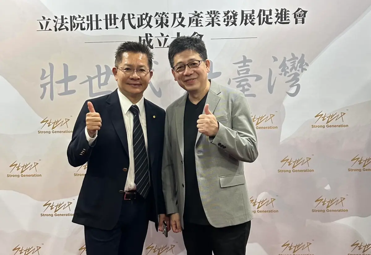 ▲民眾黨團副總召吳春城（左）近日深陷壯世代商標爭議，右為前民眾黨秘書長謝立功。（圖／資料照片）