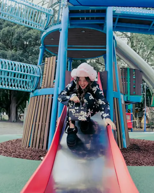 ▲俏皮的粉色毛絨帽和童趣辮子，鬼鬼穿著睡衣搭配鮮豔背景，形象可愛又輕鬆。（圖／翻攝自 吳映潔 Gemma Wu臉書）