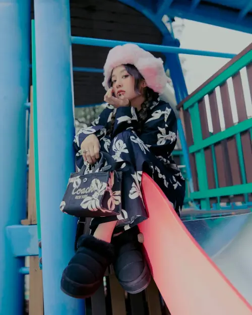 ▲鬼鬼與兒童遊樂設施背景合影，睡衣穿搭透露出無拘無束的個人風格。（圖／翻攝自 吳映潔 Gemma Wu臉書）