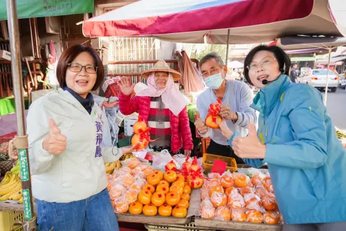 ▲現場攤商也致贈代表好彩頭的白蘿蔔,感謝林岱樺為守護高雄,連續多日在基層掃街宣講。(圖/立委林岱樺辦公室提供) ▲現場攤商也致贈代表好彩頭的白蘿蔔,感謝林岱樺為守護高雄,連續多日在基層掃街宣講。(圖/立委林岱樺辦公室提供)