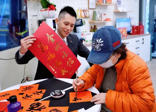 ▲信義房屋內湖店經理程紹幃表示，春聯不僅承載著新年祝福的美好寓意，也象徵了團圓與希望。（圖／信義房屋提供）