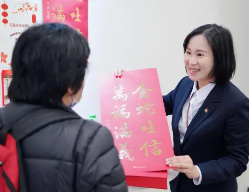 ▲「大師春聯，好運添鄰」日前於信義房屋內湖店舉辦，信義房屋透過文化與鄰里互動，不只增進社區居民之間的情感聯繫，也讓更多人感受到春聯文化的獨特魅力。（圖／信義房屋提供）