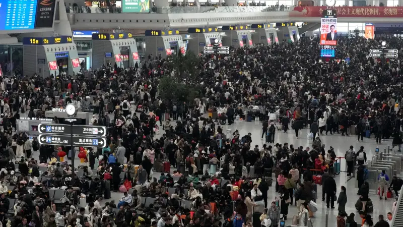 ▲農曆春節將近，中國各大火車站湧現要返鄉過年的人潮。（圖／美聯社／達志影像）