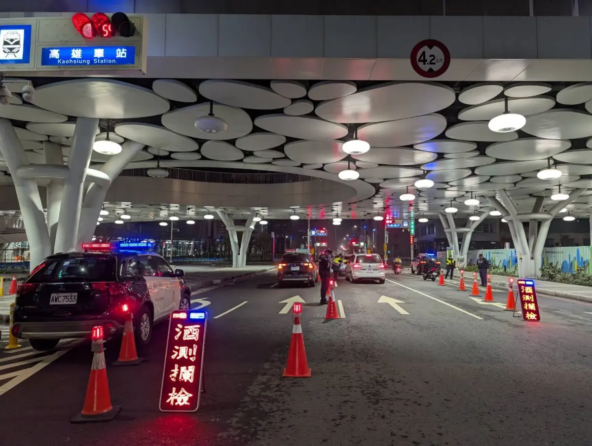 ▲高雄市警局自明(24)日晚間起，將動員17個分局、逾400名警力，在為期9天的年假期間針對酒後駕車行為加強取締。(圖／高市警交通大隊提供)