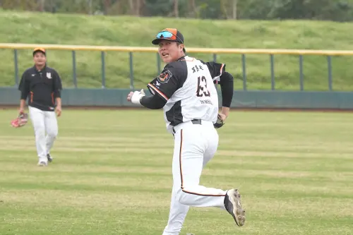 ▲陳維祥接受外野防守訓練。（圖／統一7-ELEVEN獅提供）