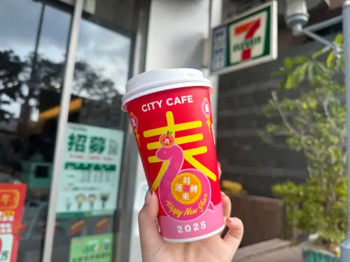 ▲7-11、全家春節咖啡優惠出爐，在搭上春節限定的活動，平均單杯咖啡價格低於5折。（圖／記者鍾怡婷攝）