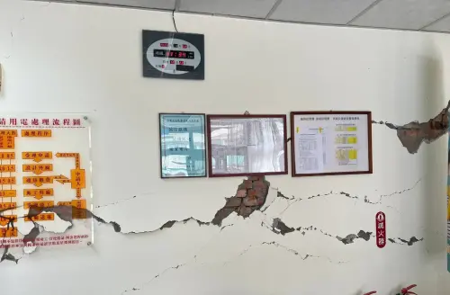 ▲台南楠西等地建物受損嚴重，迄今已通報1400多件，圖為台電南化服務所受損情形。（圖／台中市政府提供，2025.01.23）