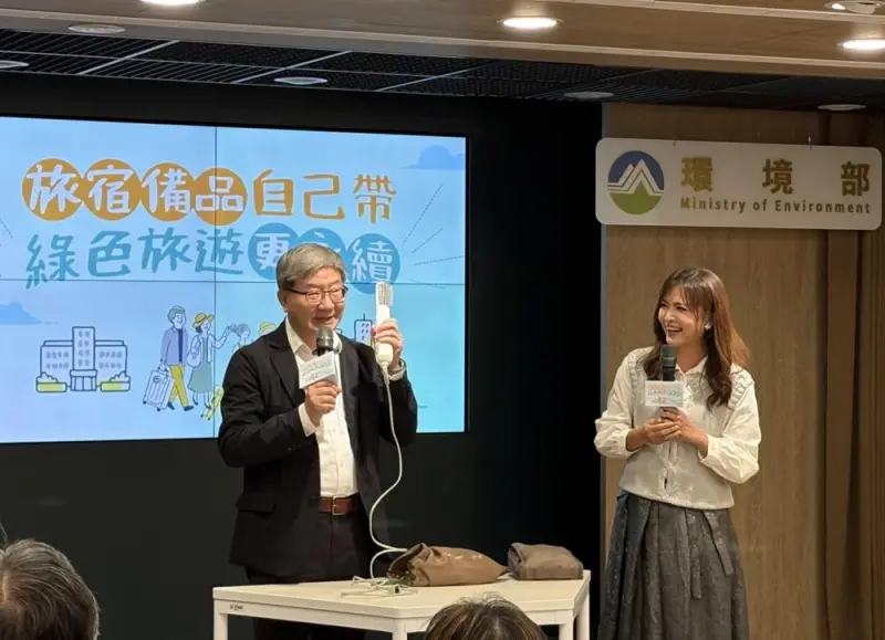 ▲環境部沈志修次長(左)展示自備盥洗包。（圖／環境部）
