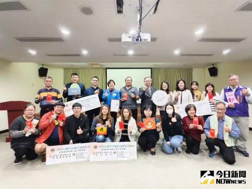 台中工策會攜手暖心企業公益捐助 10家社福機構受惠 ▲台中工策會攜手暖心企業,今日舉行公益捐助活動,將誕旦公益禮盒販售盈餘捐贈10家社福機構。(圖/記者金武鳳攝,2025.1.23)