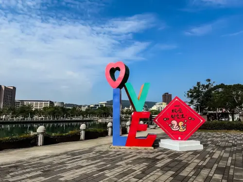 ▲愛河蛇年大春聯佈置。(圖/高市府觀光局提供) ▲愛河蛇年大春聯佈置。(圖/高市府觀光局提供)