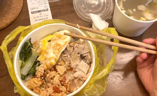 ▲紙餐盒、紙便當盒正確的回收做法,要將餐盒多餘的油份沖洗乾淨後,放入紙容器回收,紙容器處理廠可處理並且統一管理,橡皮筋、筷子則要丟入一般垃圾。(圖/記者賴禹妡攝) ▲紙餐盒、紙便當盒正確的回收做法,要將餐盒多餘的油份沖洗乾淨後,放入紙容器回收,紙容器處理廠可處理並且統一管理,橡皮筋、筷子則要丟入一般垃圾。(圖/記者賴禹妡攝)