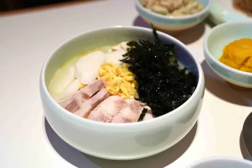 台中「金韓食」推韓式年菜套餐 不用飛韓就能爽嚐經典年味 ▲韓國春節年菜,年糕湯肯定是代表性料理。大年初一早上都要吃上一碗保平安兼招財。(圖/業者提供)