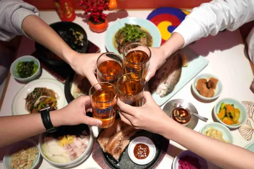 台中「金韓食」推韓式年菜套餐 不用飛韓就能爽嚐經典年味 ▲「金韓食」推出限定活動:凡是身份證姓名中帶有「金」、「韓」、「食」任一字,招待飲料一杯。(圖/業者提供)