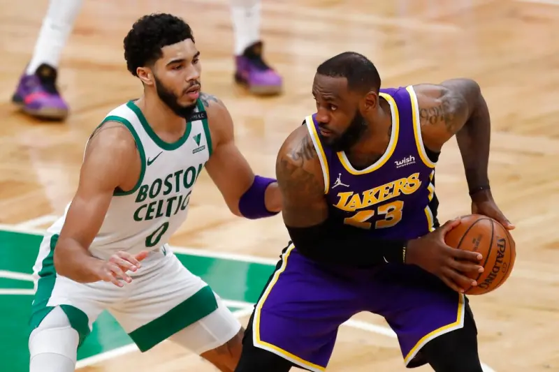 ▲NBA美國職籃2024-25例行賽台灣時間1月22日賽程，共有5場比賽進行，焦點之戰為洛杉磯湖人對決波士頓塞爾提克，經典的「黃綠大戰」上演世仇對決。（圖／美聯社／達志影像）