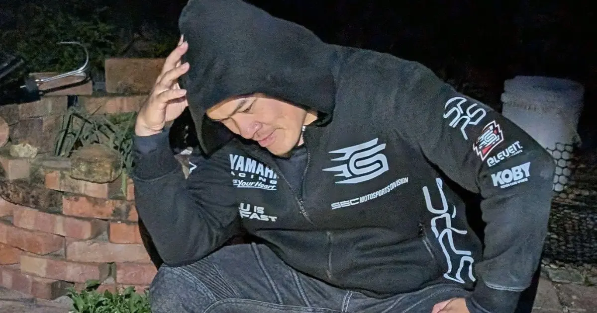 ▲知名「獵蜥達人」J爸日前到台南南山公墓了解綠鬣蜥狀況，沒想到用手電筒一照，赫然發現樹上竟然有高達30隻左右的綠鬣蜥，相當驚人。（圖／翻攝J爸臉書）