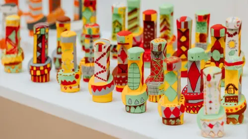 ▲ 《感動蛇 高美聯展》展示近八百件乘載著藝術家與學生無限創意的「小感動蛇」作品。（圖／高美館提供）