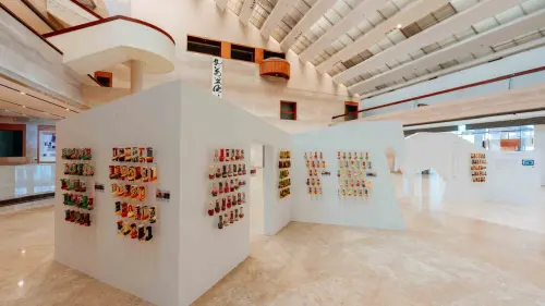 ▲ 《感動蛇 高美聯展》於高美館一樓雕塑大廳展出，挑高空間牆面延伸出幾何造型的彎折蛇身。（圖／高美館提供）