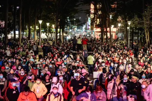 ▲Wecare高雄主辦「We care台灣 護國討傅抗藍白」宣講活動於今(23)日晚間在高雄三民公園舉行。活動吸引近兩千人參與。(圖/南方問政辦公室提供) ▲Wecare高雄主辦「We care台灣 護國討傅抗藍白」宣講活動於今(23)日晚間在高雄三民公園舉行。活動吸引近兩千人參與。(圖/南方問政辦公室提供)