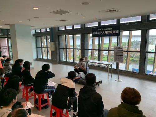 中職往年會在季前進行教育訓練,當中會有豐富的課程,含球場基本外語、提升服務的價值、場地操作實際演練、球場各工作崗位巡禮、防護救護演練等課程。(圖/中華職棒提供) ▲中職往年會在季前進行教育訓練,當中會有豐富的課程,含球場基本外語、提升服務的價值、場地操作實際演練、球場各工作崗位巡禮、防護救護演練等課程。(圖/中華職棒提供)