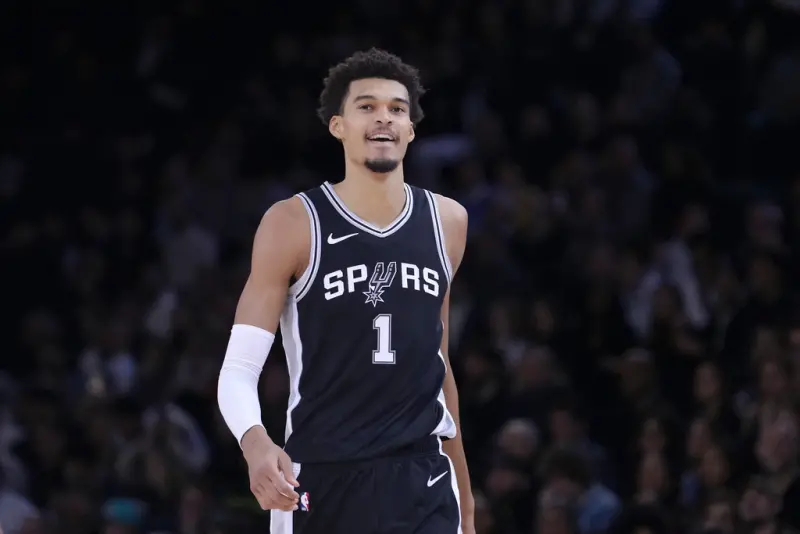 ▲Victor Wembanyama用一場精采的大勝的方式回到巴黎，在今日對戰印第安那溜馬的比賽，他狂砍30分，帶領聖安東尼奧馬刺在阿科爾體育館（Accor Arena）以140：110在法國的海外賽中獲勝。（圖／美聯社／達志影像）