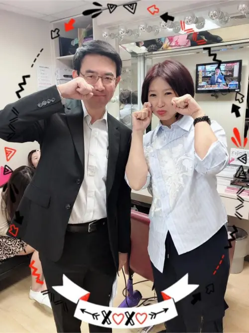 ▲陳瑩(右)公開劉寶傑耍萌的照片。(圖/東森新聞主播 陳瑩臉書) ▲陳瑩(右)公開劉寶傑耍萌的照片。(圖/東森新聞主播 陳瑩臉書)