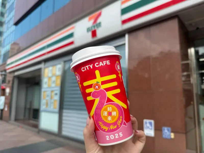 ▲7-11春節咖啡優惠開跑，美式4杯100元、拿鐵3杯100元，APP行動隨時取厚乳拿鐵買4送4、精品馥芮白買4送4。（圖／記者鍾怡婷攝）