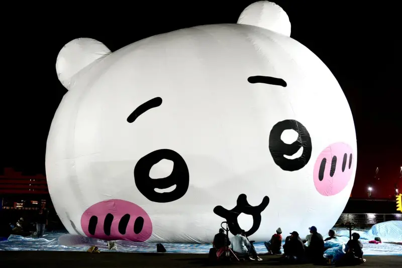 ▲2025高雄燈會「  高雄冬日遊樂園」此次結合「吉伊卡哇（Chiikawa）」主題，掀起全台關注，昨（23）日深夜，3位吉伊卡哇巨型氣膜由主辦方充氣測試，吉伊卡哇的外型也首度曝光。（圖／麥特小蟲提供）