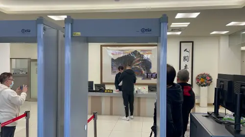 ▲名嘴朱學恒於今日提早報到入獄，他還攜帶一瓶礦泉水和透明夾連袋，顯然有備而來。（圖／記者徐敏娟攝）