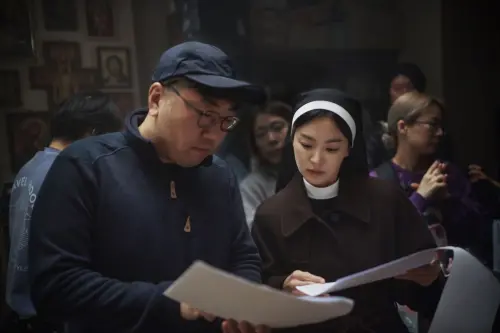 ▲宋慧喬（右）坦言，現在的她跟過去不同，顏值不再是第一考量。（圖／Naver電影）