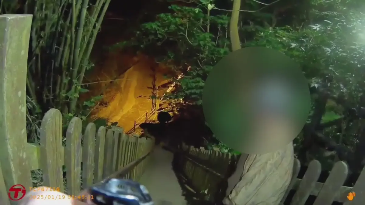 ▲警方於山區搜尋，終在一片漆黑裡尋獲蹲坐山區歩道的老婦（圖/記者鄧力軍翻攝）