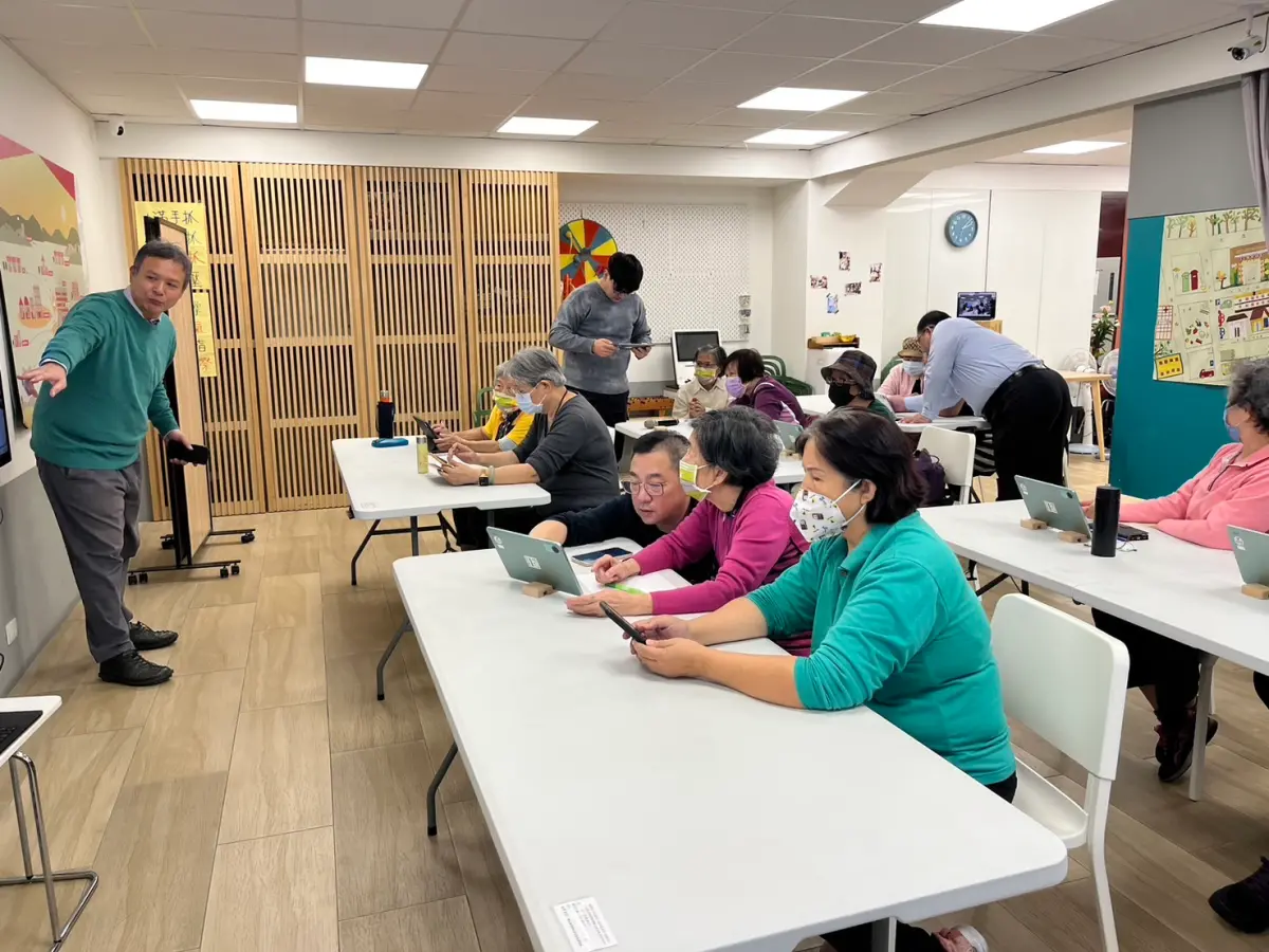 ▲團隊以淺顯易懂的方式與長輩分享AI人工智慧技術在生活上的應用，並應景地學習春節實用英語及生活應用等相關課程。（圖／翻攝畫面）