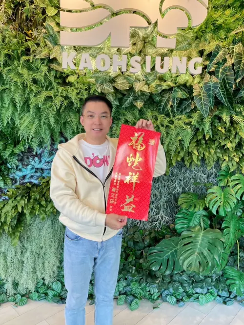 ▲黃文益表示總統賴清德跟市長陳其邁的春聯及一元福袋,一、兩天的時間就被民眾索取一空。(圖/高市府地政局提供) ▲黃文益表示總統賴清德跟市長陳其邁的春聯及一元福袋,一、兩天的時間就被民眾索取一空。(圖/高市府地政局提供)