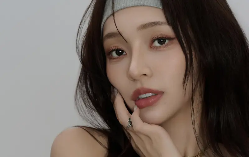 ▲韓籍正妹李珠珢來勢洶洶，本土啦啦隊女神林襄（如圖）也轉換新造型迎戰，今日林襄貼出臭臉不笑的酷帥辣照，招牌瀏海直接消失，吸引破萬粉絲按讚。（圖／林襄IG）