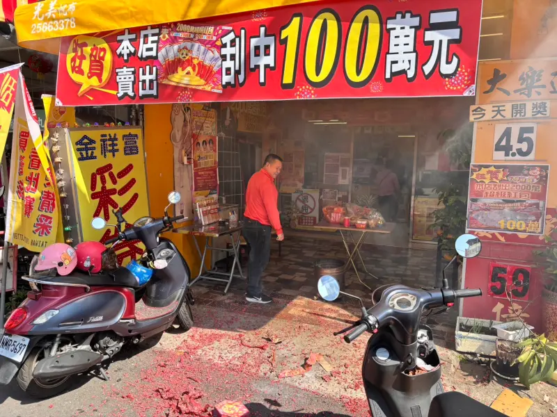 ▲台中市豐原區「祥富彩券行」日前刮出「2000萬超級紅包」100萬元大獎。（圖／邱小姐提供）