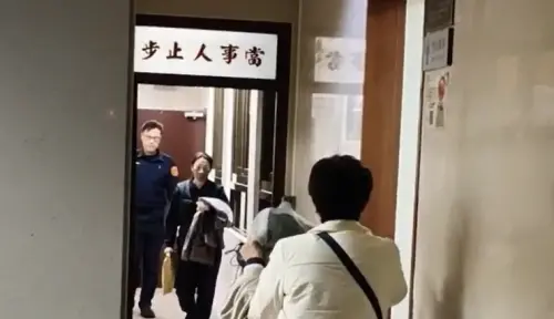 涉入王蕰精舍命案的女信眾姜芃妤,交保離開時被親友以圍巾、外套包的密不透風,躲避媒體拍攝。(圖/翻攝畫面) ▲涉入王蕰精舍命案的女信眾姜芃妤,交保離開時被親友以圍巾、外套包的密不透風,躲避媒體拍攝。(圖/翻攝畫面)