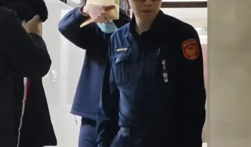 精舍命案涉嫌「推屍」的男信眾李淵源交保離開時,看到媒體馬上低頭,拿起手中的牛皮紙袋遮擋。(圖/翻攝畫面) ▲精舍命案涉嫌「推屍」的男信眾李淵源交保離開時,看到媒體馬上低頭,拿起手中的牛皮紙袋遮擋。(圖/翻攝畫面)