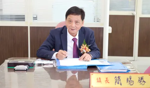 ▲草屯鎮長當選人簡賜勝宣誓後正式就職、簽下第一份公文。（圖／南投縣政府提供，2025.01.24）