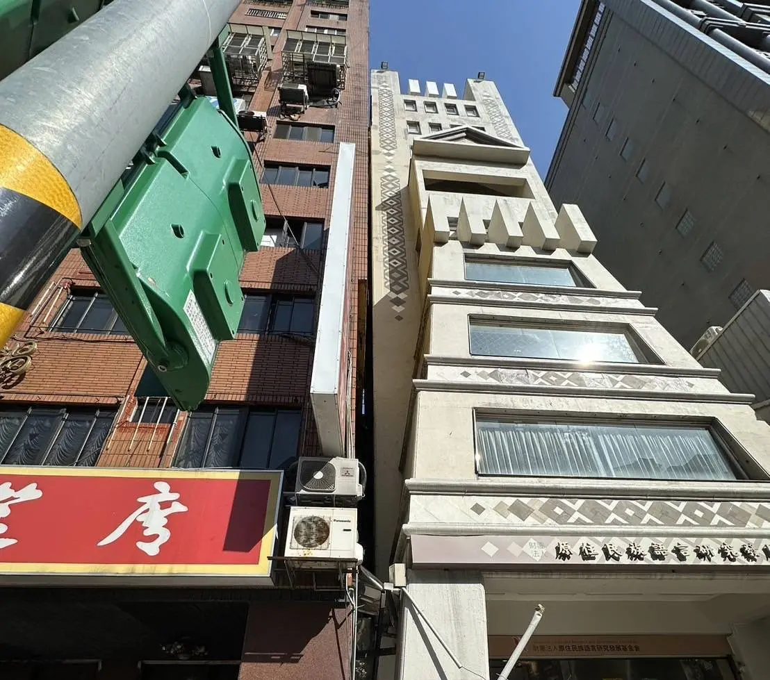 ▲下午13時10分，位於北市羅斯福路1段的原住民語言發展基金會大樓，突然發生外牆崩落，嚴重傾斜狀況，所幸無人受困、傷亡。（圖／台北市消防局提供）