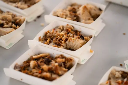 四重溪溫泉路跑的補給站充滿屏東特色,包含恆春半島的芋粿 ▲四重溪溫泉路跑的補給站充滿屏東特色,包含恆春半島的芋粿。(圖/屏東縣府提供)