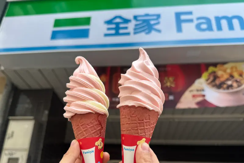 ▲全家2月霜淇淋新口味傳出將和哆啦A夢聯名，推出「紅豆牛奶霜淇淋」。（示意圖，非紅豆牛奶口味／全家提供）