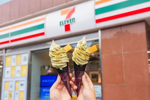 7-11霜淇淋跨界攜手Just Gold鎮金店合作推出「金開心果新年」開心果口味。(圖/7-11提供) ▲7-11霜淇淋跨界攜手Just Gold鎮金店合作推出「金開心果新年」開心果口味。(圖/7-11提供)