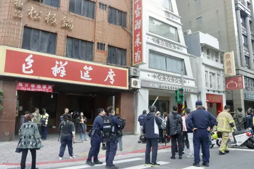 下午13時10分,位於北市羅斯福路1段的原住民語言發展基金會大樓,突然發生外牆崩落,嚴重傾斜狀況,所幸無人受困、傷亡。(圖/記者李政龍攝) ▲下午13時10分,位於北市羅斯福路1段的原住民語言發展基金會大樓,突然發生外牆崩落,嚴重傾斜狀況,所幸無人受困、傷亡。(圖/記者李政龍攝)