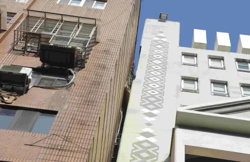 下午13時10分,位於北市羅斯福路1段的原住民語言發展基金會大樓,突然發生外牆崩落,嚴重傾斜狀況,所幸無人受困、傷亡。(圖/記者李政龍攝) ▲下午13時10分,位於北市羅斯福路1段的原住民語言發展基金會大樓,突然發生外牆崩落,嚴重傾斜狀況,所幸無人受困、傷亡。(圖/記者李政龍攝)