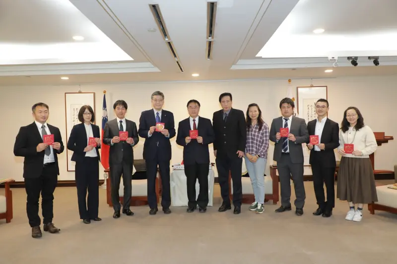 ▲日本高崎市議會副議長新保克佳今天一行拜會黃偉哲，包括新聞及國際關係處長蘇恩恩與南市府對日交流諮詢顧問阿部真行均陪同出席。（圖／南市府提供）