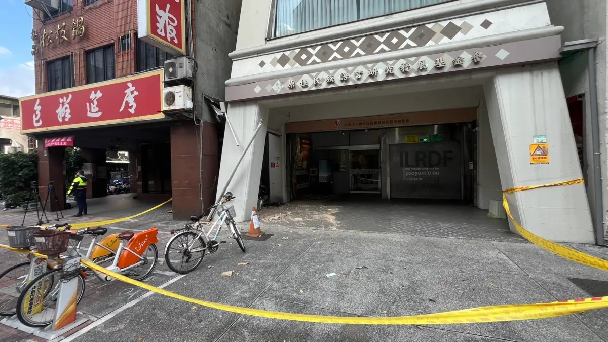 ▲北市原民大樓磁磚剝落、疑似有柱子傾斜狀況。（圖／記者李政龍攝，2025.01.24）