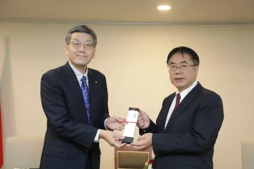 ▲高崎市新保副議長新保克佳贈禮給市長黃偉哲。(圖/南市府提供) ▲高崎市新保副議長新保克佳贈禮給市長黃偉哲。(圖/南市府提供)