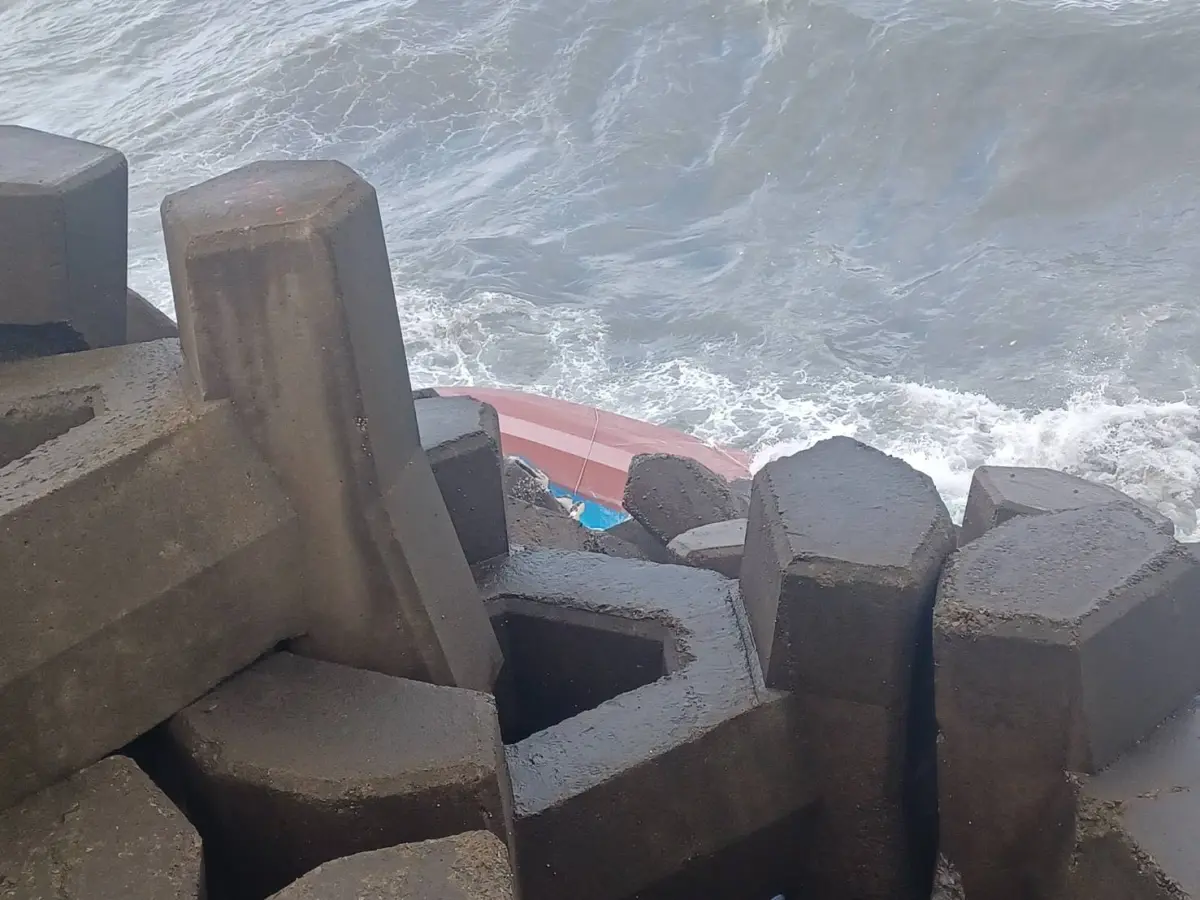 ▲新北市林口區火力發電廠沙灘前，下午2時37分驚傳一艘漁船翻覆，3人落海，2人已上岸，1人仍失蹤。（圖／新北市消防局提供）