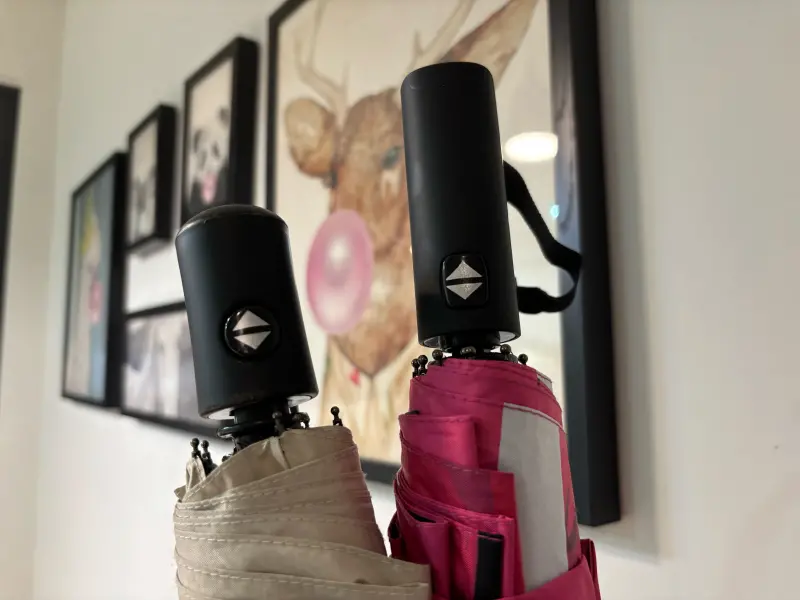 ▲觸感很好的雨傘傘柄用久卻變得黏黏的，內行教只要使用小蘇打粉就能處理，清完就像全新的一樣。（圖／記者徐銘穗攝）